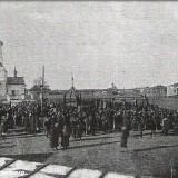 Слева Богоявленский храм, в центре - Троицкий.